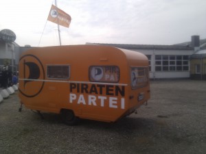 Wohnwagen ganz im Stile der Partei